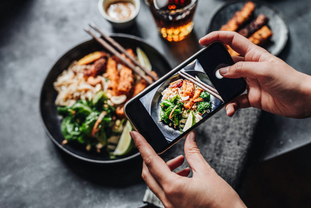 Foodblogger fotografiert Speisen