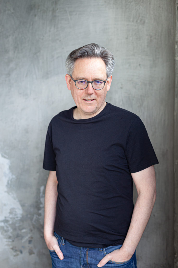 Das Foto zeigt den Fotografen Jörg Egerer, der Fotokurse im Raum München und Ebersberg anbietet.